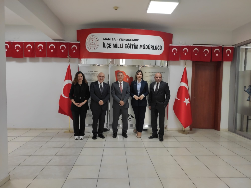 İstanbul Aydın Üniversitesi Başkan Danışmanı Sn. Şükrü NURÇİN ve BİL Eğitim Kurumları Genel Müdürü Sn. Elif PEHLEVAN'dan Yunusemre İlçe Milli Eğitim Müdürü SN. Yıldıray BAŞKENT'E ziyaret