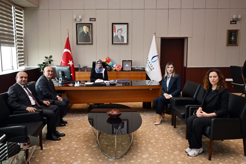 Manisa BİL Koleji'nden Manisa Celal Bayar Üniversitesi Rektörü Prof. Dr. Rana KİBAR'a ziyaret