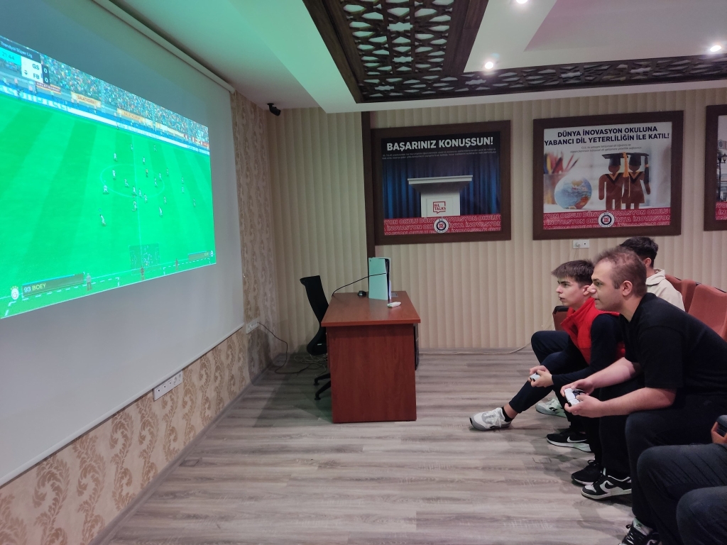 Ortaokul ve Lise öğrencilerimizin katılımıyla gerçekleştirdiğimiz FIFA turnuvasında tatlı rekabet, inanılmaz goller ve unutulmaz anlar yaşandı!