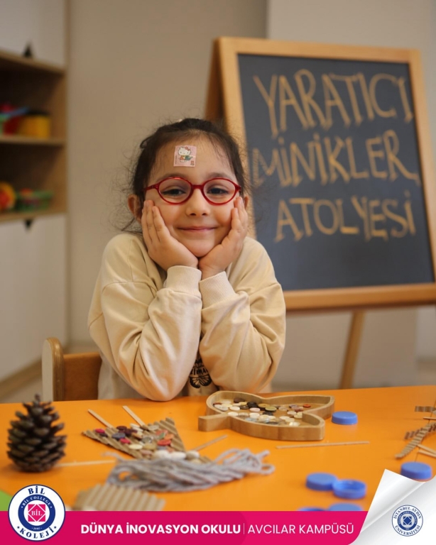 Bugün konuk ettiğimiz anaokulu öğrencilerimizle geri dönüşüm materyalleri kullanarak kendi hayal gücümüzü ortaya çıkardık. görseli 2