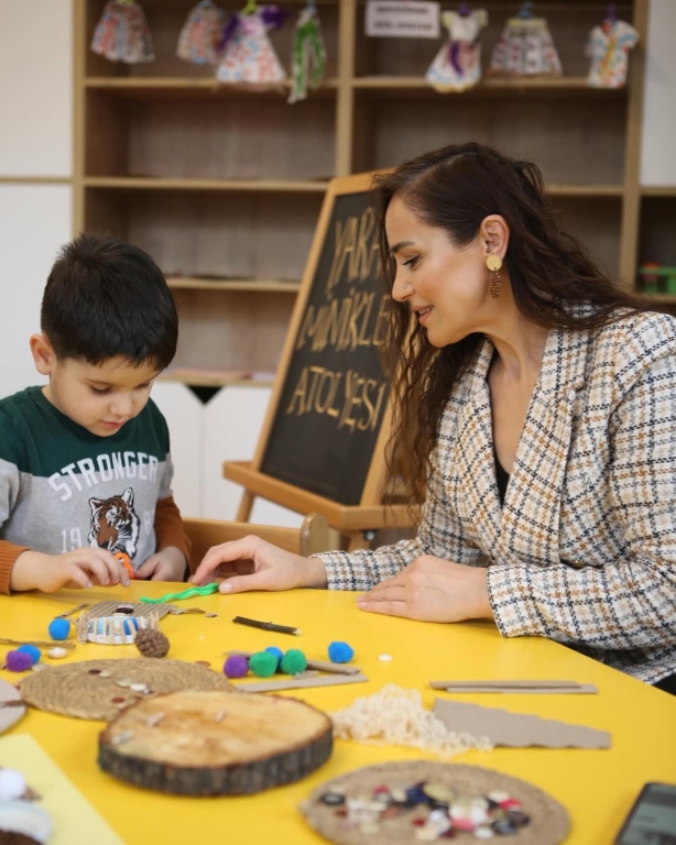 Bugün konuk ettiğimiz anaokulu öğrencilerimizle geri dönüşüm materyalleri kullanarak kendi hayal gücümüzü ortaya çıkardık. görseli 3