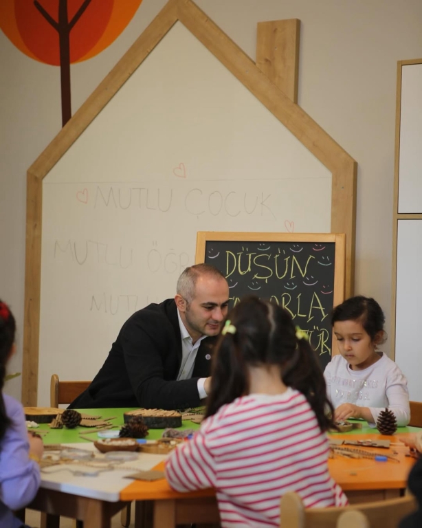 Bugün konuk ettiğimiz anaokulu öğrencilerimizle geri dönüşüm materyalleri kullanarak kendi hayal gücümüzü ortaya çıkardık. görseli 4