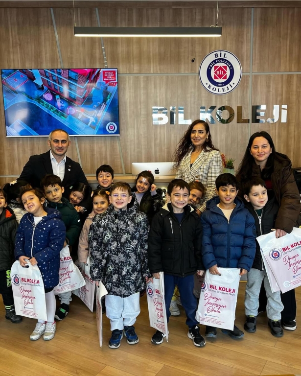 Bugün konuk ettiğimiz anaokulu öğrencilerimizle geri dönüşüm materyalleri kullanarak kendi hayal gücümüzü ortaya çıkardık. görseli 9