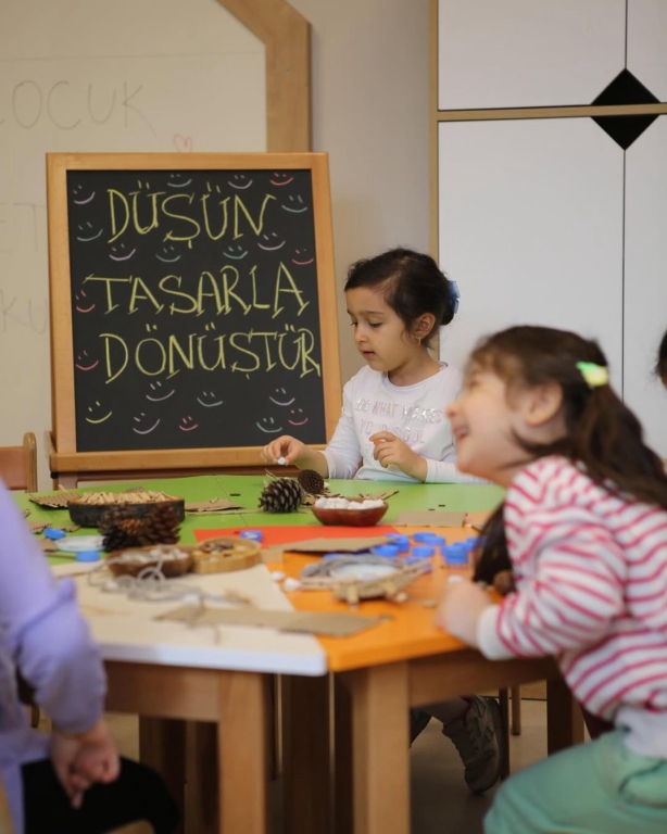 Bugün konuk ettiğimiz anaokulu öğrencilerimizle geri dönüşüm materyalleri kullanarak kendi hayal gücümüzü ortaya çıkardık. görseli 10