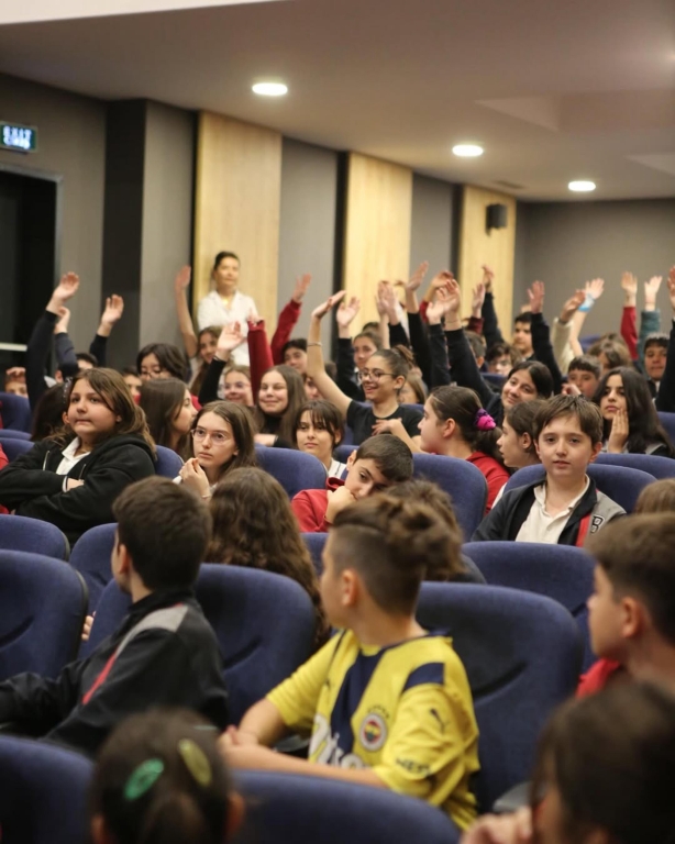 Akran Zorbalığına Karşı Farkındalık Semineri Ortaokul öğrencilerimize, Psikolog Rabia Gündoğar tarafından ‘’Akran Zorbalığı” konulu seminer gerçekleştirildi.