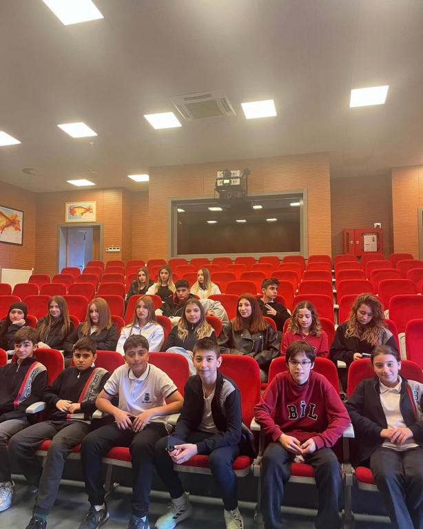 AFAD Ziyaretimizden Unutulmaz Anlar! Bugün ortaokul ve lise öğrencilerimizle birlikte, afetlere hazırlık konusunda farkındalık kazanmak ve bilinçlenmek amacıyla AFAD (Afet ve Acil Durum Yönetimi Başkanlığı) merkezini ziyaret ettik. Bu anlamlı gezide, doğal afetlerin etkilerini en aza indirmek için alınması gereken önlemleri, acil durum müdahale süreçlerini ve AFAD ekiplerinin nasıl çalıştığını yerinde görme fırsatı bulduk.
