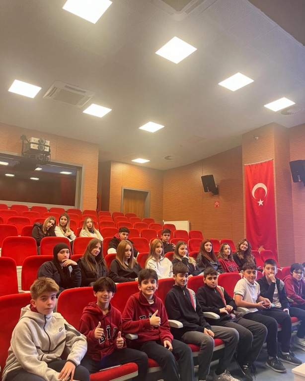 AFAD Ziyaretimizden Unutulmaz Anlar! Bugün ortaokul ve lise öğrencilerimizle birlikte, afetlere hazırlık konusunda farkındalık kazanmak ve bilinçlenmek amacıyla AFAD (Afet ve Acil Durum Yönetimi Başkanlığı) merkezini ziyaret ettik. Bu anlamlı gezide, doğal afetlerin etkilerini en aza indirmek için alınması gereken önlemleri, acil durum müdahale süreçlerini ve AFAD ekiplerinin nasıl çalıştığını yerinde görme fırsatı bulduk. görseli 2