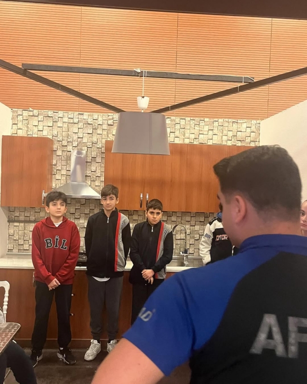 AFAD Ziyaretimizden Unutulmaz Anlar! Bugün ortaokul ve lise öğrencilerimizle birlikte, afetlere hazırlık konusunda farkındalık kazanmak ve bilinçlenmek amacıyla AFAD (Afet ve Acil Durum Yönetimi Başkanlığı) merkezini ziyaret ettik. Bu anlamlı gezide, doğal afetlerin etkilerini en aza indirmek için alınması gereken önlemleri, acil durum müdahale süreçlerini ve AFAD ekiplerinin nasıl çalıştığını yerinde görme fırsatı bulduk. görseli 3