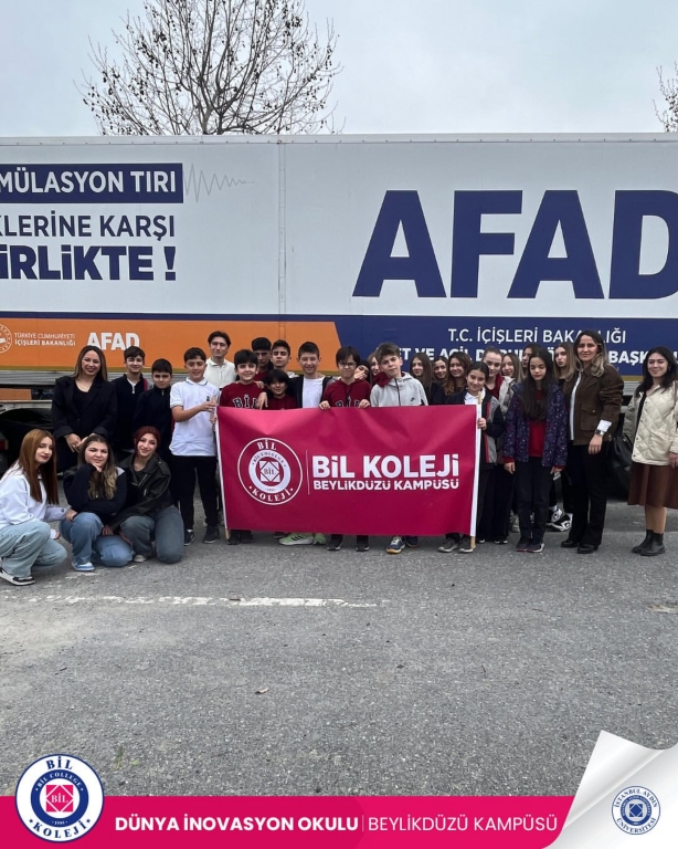 AFAD Ziyaretimizden Unutulmaz Anlar! Bugün ortaokul ve lise öğrencilerimizle birlikte, afetlere hazırlık konusunda farkındalık kazanmak ve bilinçlenmek amacıyla AFAD (Afet ve Acil Durum Yönetimi Başkanlığı) merkezini ziyaret ettik. Bu anlamlı gezide, doğal afetlerin etkilerini en aza indirmek için alınması gereken önlemleri, acil durum müdahale süreçlerini ve AFAD ekiplerinin nasıl çalıştığını yerinde görme fırsatı bulduk. görseli 6