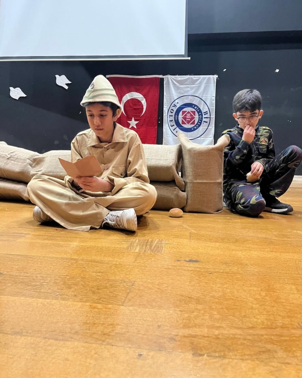 18 Mart 1915… Vatan uğruna canını feda eden kahramanlarımızı saygı ve minnetle anıyoruz. Çanakkale, cesaretin, fedakârlığın ve bağımsızlık ruhunun simgesidir. Bu destanı yazan aziz şehitlerimizi unutmayacağız! görseli 11