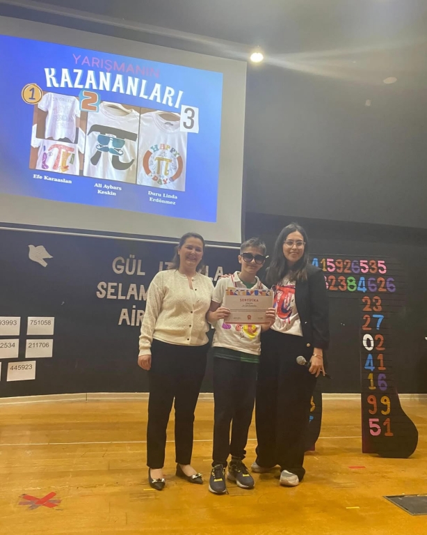 Bugün, Pi Günü’nü kutlamak için heyecan dolu bir konferans düzenledik! Öğrencilerimiz, Pi sayısının büyüsünü keşfederken eğlenceli etkinliklere katıldılar. Matematik ve eğlencenin bir arada olduğu bu özel günde, öğrencilerimiz Pi’yi farklı bir şekilde öğrenmenin keyfini çıkardı. görseli 2