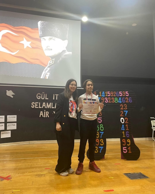 Bugün, Pi Günü’nü kutlamak için heyecan dolu bir konferans düzenledik! Öğrencilerimiz, Pi sayısının büyüsünü keşfederken eğlenceli etkinliklere katıldılar. Matematik ve eğlencenin bir arada olduğu bu özel günde, öğrencilerimiz Pi’yi farklı bir şekilde öğrenmenin keyfini çıkardı. görseli 3