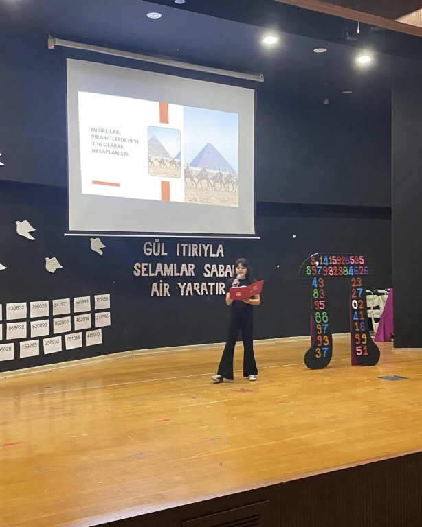 Bugün, Pi Günü’nü kutlamak için heyecan dolu bir konferans düzenledik! Öğrencilerimiz, Pi sayısının büyüsünü keşfederken eğlenceli etkinliklere katıldılar. Matematik ve eğlencenin bir arada olduğu bu özel günde, öğrencilerimiz Pi’yi farklı bir şekilde öğrenmenin keyfini çıkardı. görseli 5