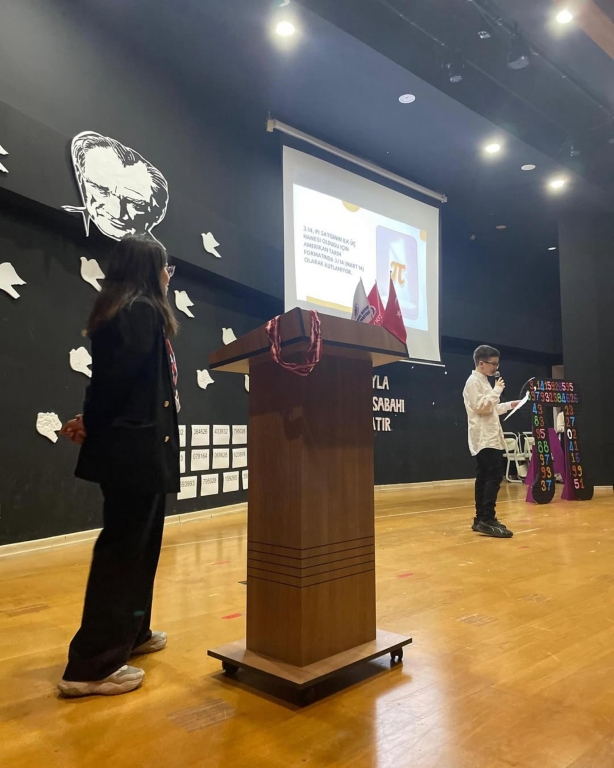 Bugün, Pi Günü’nü kutlamak için heyecan dolu bir konferans düzenledik! Öğrencilerimiz, Pi sayısının büyüsünü keşfederken eğlenceli etkinliklere katıldılar. Matematik ve eğlencenin bir arada olduğu bu özel günde, öğrencilerimiz Pi’yi farklı bir şekilde öğrenmenin keyfini çıkardı. görseli 6