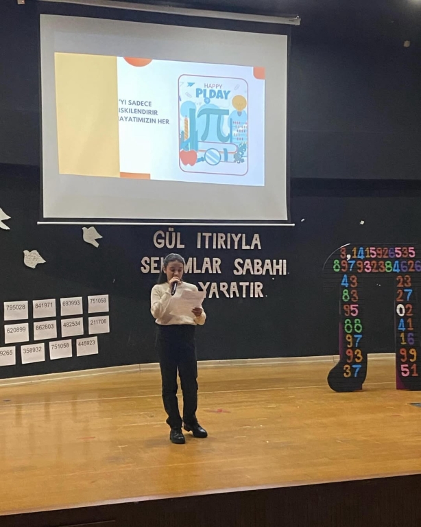 Bugün, Pi Günü’nü kutlamak için heyecan dolu bir konferans düzenledik! Öğrencilerimiz, Pi sayısının büyüsünü keşfederken eğlenceli etkinliklere katıldılar. Matematik ve eğlencenin bir arada olduğu bu özel günde, öğrencilerimiz Pi’yi farklı bir şekilde öğrenmenin keyfini çıkardı. görseli 7