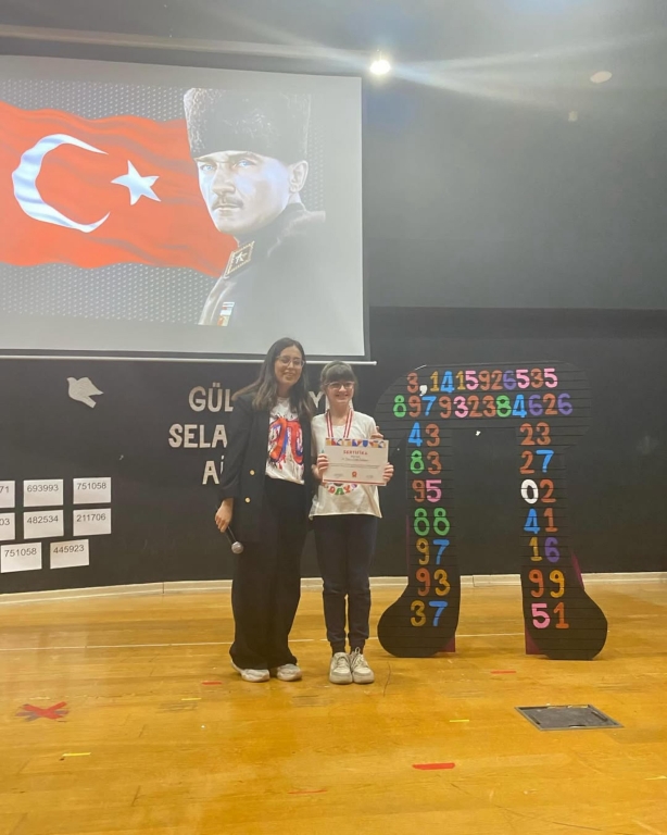 Bugün, Pi Günü’nü kutlamak için heyecan dolu bir konferans düzenledik! Öğrencilerimiz, Pi sayısının büyüsünü keşfederken eğlenceli etkinliklere katıldılar. Matematik ve eğlencenin bir arada olduğu bu özel günde, öğrencilerimiz Pi’yi farklı bir şekilde öğrenmenin keyfini çıkardı. görseli 8