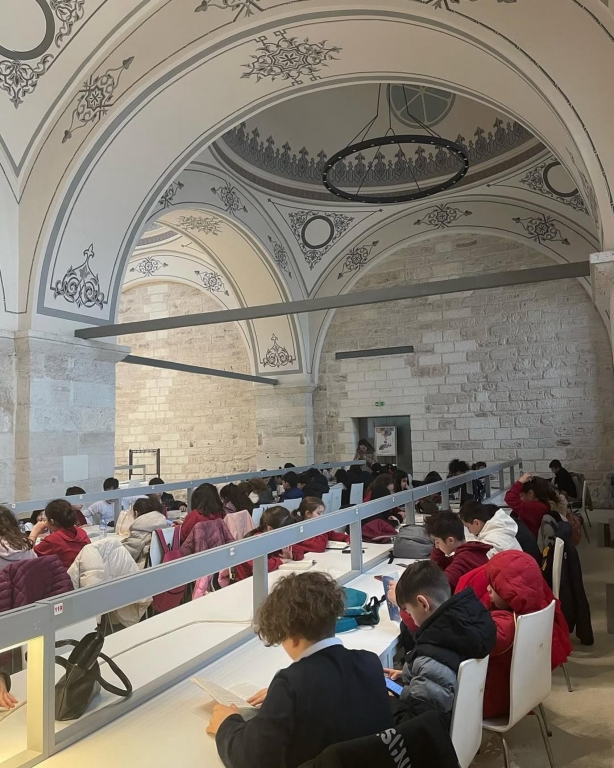 “Ortaokul öğrencilerimizle kitapların büyülü dünyasında harika bir yolculuğa çıktık! görseli 2