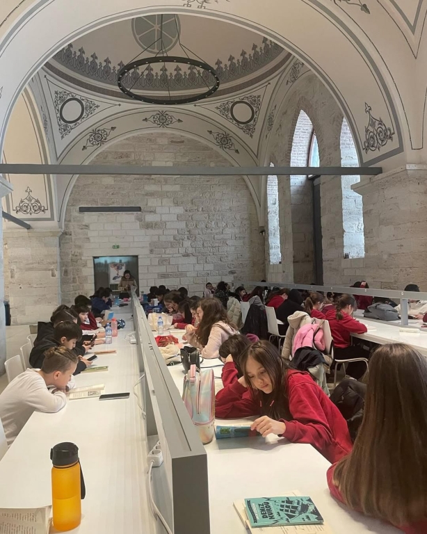 “Ortaokul öğrencilerimizle kitapların büyülü dünyasında harika bir yolculuğa çıktık! görseli 3