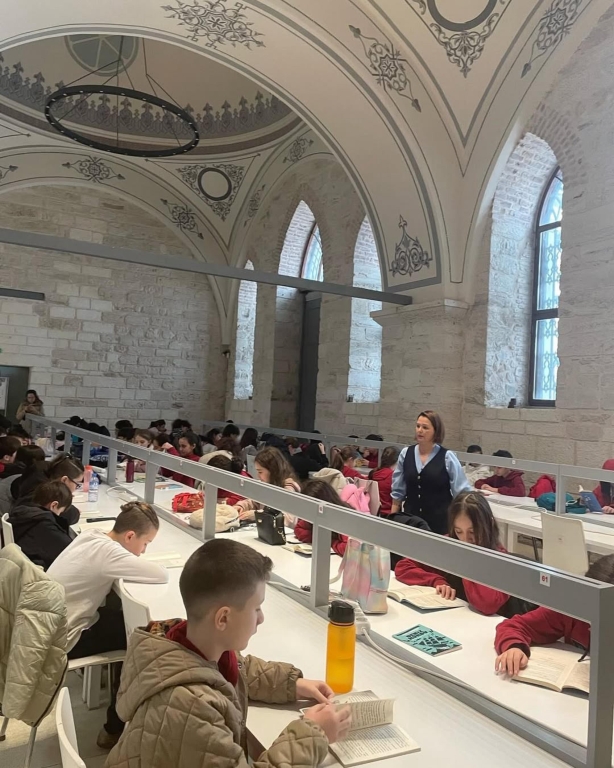 “Ortaokul öğrencilerimizle kitapların büyülü dünyasında harika bir yolculuğa çıktık! görseli 4