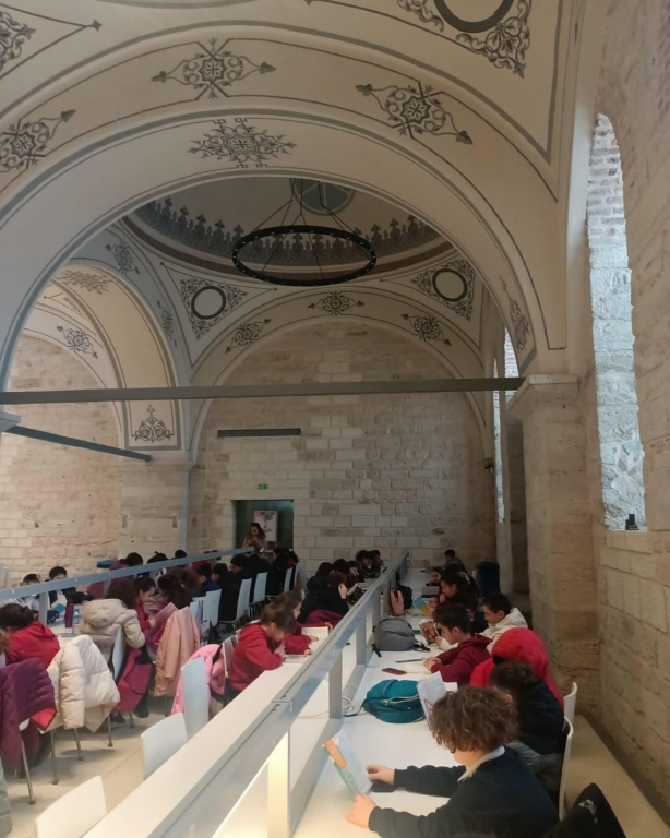 “Ortaokul öğrencilerimizle kitapların büyülü dünyasında harika bir yolculuğa çıktık! görseli 5