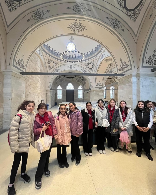 “Ortaokul öğrencilerimizle kitapların büyülü dünyasında harika bir yolculuğa çıktık! görseli 6