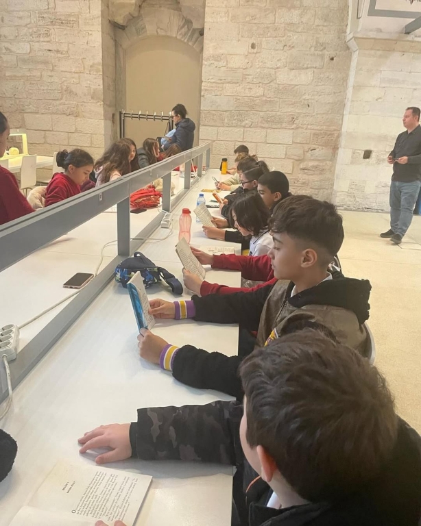 “Ortaokul öğrencilerimizle kitapların büyülü dünyasında harika bir yolculuğa çıktık! görseli 7
