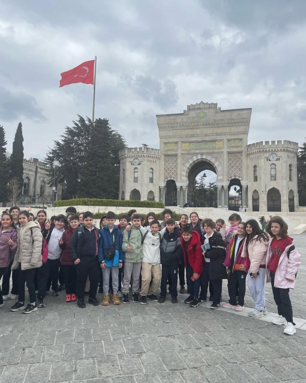 “Ortaokul öğrencilerimizle kitapların büyülü dünyasında harika bir yolculuğa çıktık! görseli 8