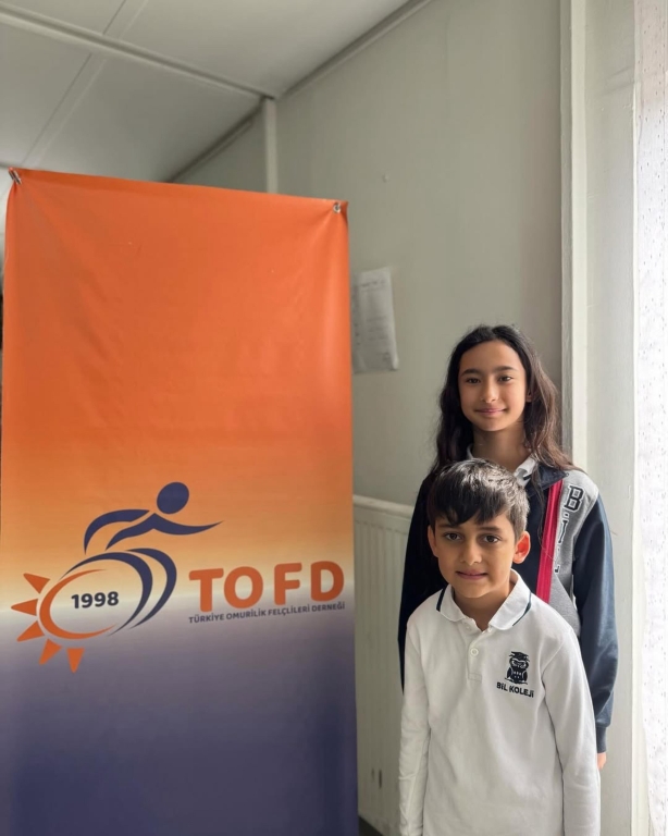 Beylikdüzü Bil Koleji İlkokulu olarak, Türkiye Omurilik Felçlileri Derneği (TOFD) tarafından toplanan mavi kapaklarla temin edilen tekerlekli sandalye teslim törenine katıldık. Öğrencilerimizin katkılarıyla bir iyilik halkasında yer almak ve dayanışmanın gücünü görmek bizler için büyük bir gururdu. Küçük kapaklardan büyük umutlar doğar! görseli 2