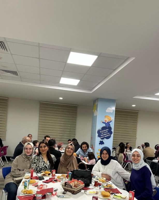 Bugün Ailem Okulda etkinliğimizde öğrencilerimiz ve kıymetli velilerimizle harika bir gün geçirdik ☀️ Birlikte kahvaltı yaptık