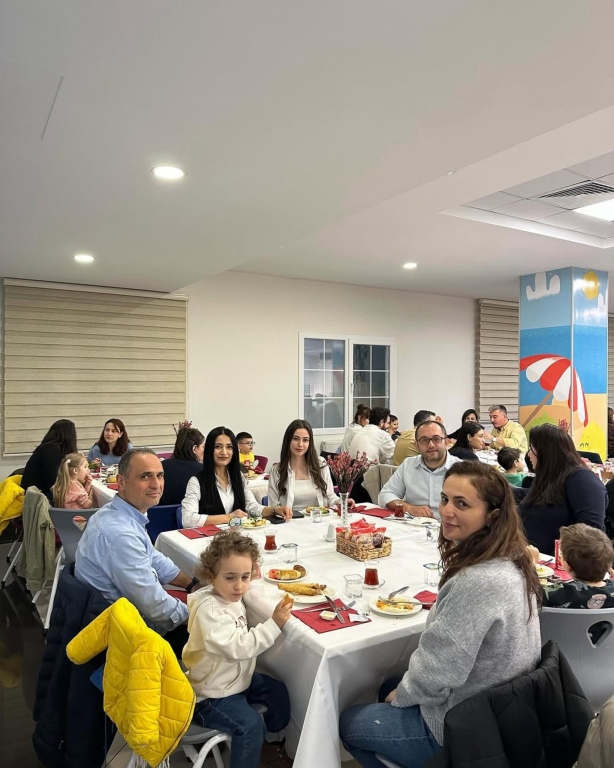 Bugün Ailem Okulda etkinliğimizde öğrencilerimiz ve kıymetli velilerimizle harika bir gün geçirdik ☀️ Birlikte kahvaltı yaptık görseli 4
