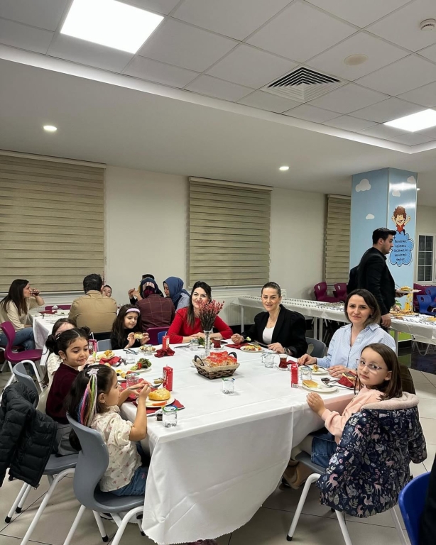 Bugün Ailem Okulda etkinliğimizde öğrencilerimiz ve kıymetli velilerimizle harika bir gün geçirdik ☀️ Birlikte kahvaltı yaptık görseli 5