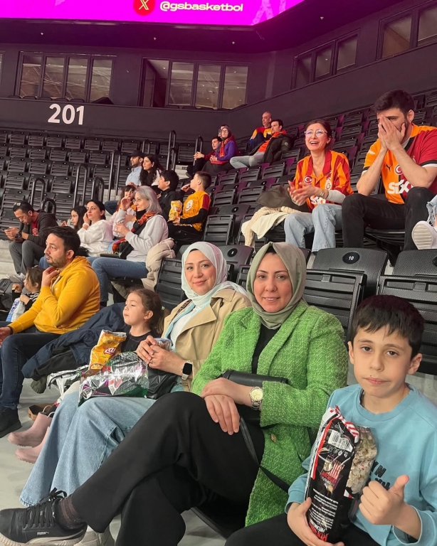 Bugün öğrencilerimizle birlikte Galatasaray - Bursaspor maçında tribünlerde yerimizi aldık! Bu coşkulu atmosferde sadece bir maça değil, aynı zamanda unutulmaz bir deneyime tanıklık ettik. Birlikte sevinip birlikte heyecanlandık; çünkü biz sadece bir okul değil, kocaman bir aileyiz. Sporun birleştirici gücüne, takım ruhuna ve paylaşmanın güzelliğine yürekten inanıyoruz. Öğrencilerimizle birlikte sosyal ve kültürel gelişimlerine katkı sağladığımız bu tür etkinliklerle büyümeye devam ediyoruz.