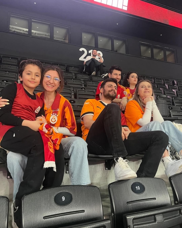 Bugün öğrencilerimizle birlikte Galatasaray - Bursaspor maçında tribünlerde yerimizi aldık! Bu coşkulu atmosferde sadece bir maça değil, aynı zamanda unutulmaz bir deneyime tanıklık ettik. Birlikte sevinip birlikte heyecanlandık; çünkü biz sadece bir okul değil, kocaman bir aileyiz. Sporun birleştirici gücüne, takım ruhuna ve paylaşmanın güzelliğine yürekten inanıyoruz. Öğrencilerimizle birlikte sosyal ve kültürel gelişimlerine katkı sağladığımız bu tür etkinliklerle büyümeye devam ediyoruz. görseli 4