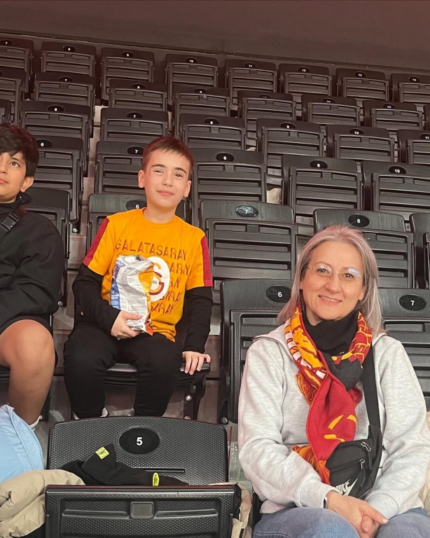 Bugün öğrencilerimizle birlikte Galatasaray - Bursaspor maçında tribünlerde yerimizi aldık! Bu coşkulu atmosferde sadece bir maça değil, aynı zamanda unutulmaz bir deneyime tanıklık ettik. Birlikte sevinip birlikte heyecanlandık; çünkü biz sadece bir okul değil, kocaman bir aileyiz. Sporun birleştirici gücüne, takım ruhuna ve paylaşmanın güzelliğine yürekten inanıyoruz. Öğrencilerimizle birlikte sosyal ve kültürel gelişimlerine katkı sağladığımız bu tür etkinliklerle büyümeye devam ediyoruz. görseli 7