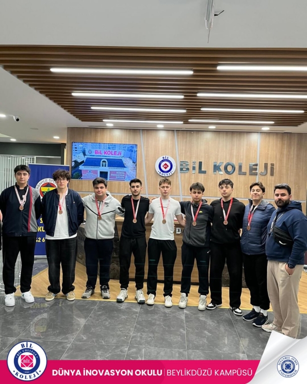 İlçe Üçüncülüğü Bizim! Genç Erkekler A Kategorisi Esenyurt İlçe Müsabakalarında takımımız büyük bir özveri ve mücadeleyle ilçe üçüncüsü oldu! Parkede ter döken tüm sporcularımızı, emek veren antrenörlerimizi ve bizi destekleyen herkesi yürekten kutluyoruz. Bu başarı, disiplinin, takım ruhunun ve azmin eseridir. Gurur duyuyoruz, çünkü #BizBirTakımız! görseli 2