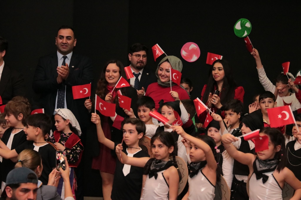 Bugün Sahne Çocuklarımızındı! 23 Nisan Ulusal Egemenlik ve Çocuk Bayramı’nı okulumuzda büyük bir gurur ve mutlulukla kutladık. Renkli kostümler, neşeli yüzler ve unutulmaz anlarla dolu bu özel günde, minik yüreklerin taşıdığı kocaman heyecana ortak olduk. Tüm çocukların bayramı kutlu olsun! #23NisanKutlaması #BilKolejiBeylikdüzü #ÇocuklarGeleceğimizdir #UlusalEgemenlikVeÇocukBayramı görseli 2