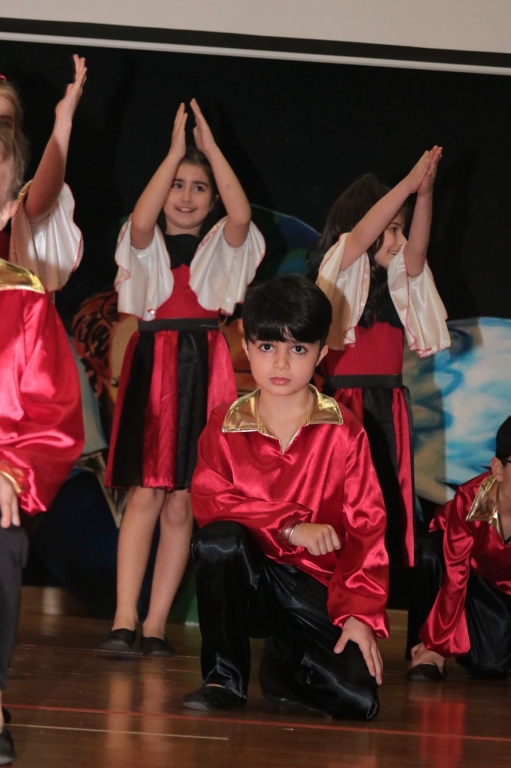 Bugün Sahne Çocuklarımızındı! 23 Nisan Ulusal Egemenlik ve Çocuk Bayramı’nı okulumuzda büyük bir gurur ve mutlulukla kutladık. Renkli kostümler, neşeli yüzler ve unutulmaz anlarla dolu bu özel günde, minik yüreklerin taşıdığı kocaman heyecana ortak olduk. Tüm çocukların bayramı kutlu olsun! #23NisanKutlaması #BilKolejiBeylikdüzü #ÇocuklarGeleceğimizdir #UlusalEgemenlikVeÇocukBayramı görseli 3