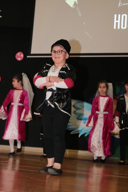 Bugün Sahne Çocuklarımızındı! 23 Nisan Ulusal Egemenlik ve Çocuk Bayramı’nı okulumuzda büyük bir gurur ve mutlulukla kutladık. Renkli kostümler, neşeli yüzler ve unutulmaz anlarla dolu bu özel günde, minik yüreklerin taşıdığı kocaman heyecana ortak olduk. Tüm çocukların bayramı kutlu olsun! #23NisanKutlaması #BilKolejiBeylikdüzü #ÇocuklarGeleceğimizdir #UlusalEgemenlikVeÇocukBayramı görseli 4