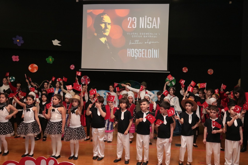Bugün Sahne Çocuklarımızındı! 23 Nisan Ulusal Egemenlik ve Çocuk Bayramı’nı okulumuzda büyük bir gurur ve mutlulukla kutladık. Renkli kostümler, neşeli yüzler ve unutulmaz anlarla dolu bu özel günde, minik yüreklerin taşıdığı kocaman heyecana ortak olduk. Tüm çocukların bayramı kutlu olsun! #23NisanKutlaması #BilKolejiBeylikdüzü #ÇocuklarGeleceğimizdir #UlusalEgemenlikVeÇocukBayramı görseli 11