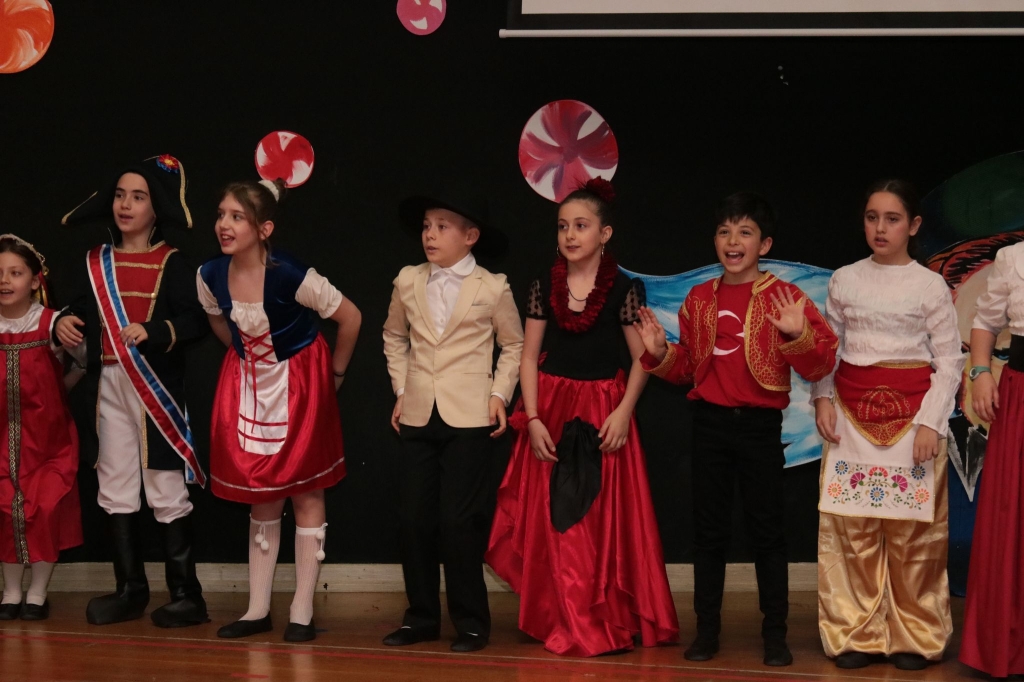Bugün Sahne Çocuklarımızındı! 23 Nisan Ulusal Egemenlik ve Çocuk Bayramı’nı okulumuzda büyük bir gurur ve mutlulukla kutladık. Renkli kostümler, neşeli yüzler ve unutulmaz anlarla dolu bu özel günde, minik yüreklerin taşıdığı kocaman heyecana ortak olduk. Tüm çocukların bayramı kutlu olsun! #23NisanKutlaması #BilKolejiBeylikdüzü #ÇocuklarGeleceğimizdir #UlusalEgemenlikVeÇocukBayramı görseli 14