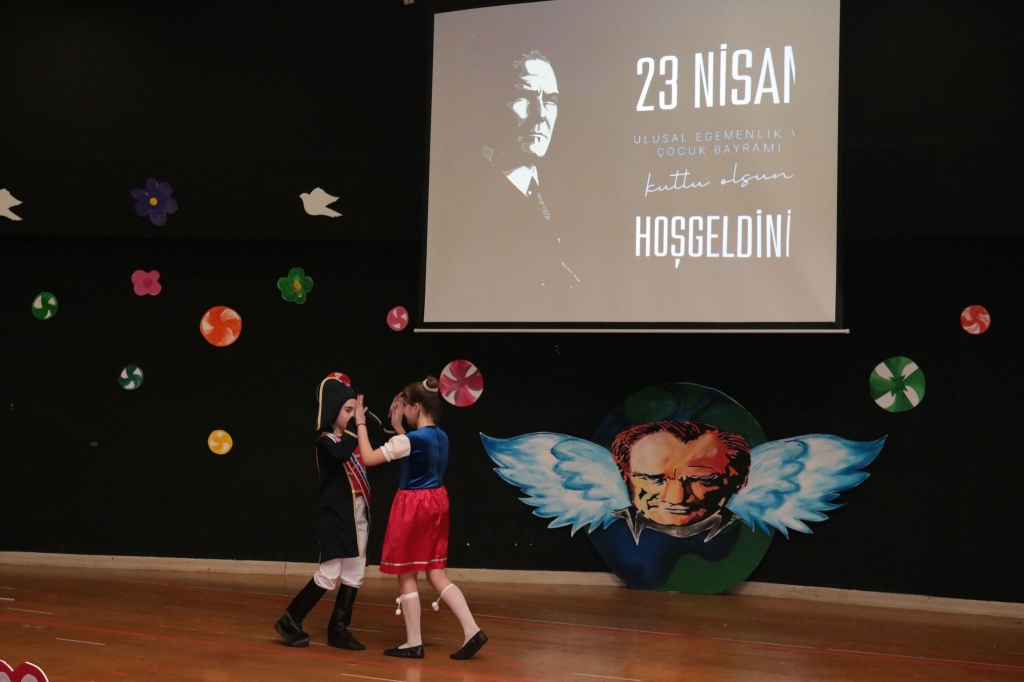 Bugün Sahne Çocuklarımızındı! 23 Nisan Ulusal Egemenlik ve Çocuk Bayramı’nı okulumuzda büyük bir gurur ve mutlulukla kutladık. Renkli kostümler, neşeli yüzler ve unutulmaz anlarla dolu bu özel günde, minik yüreklerin taşıdığı kocaman heyecana ortak olduk. Tüm çocukların bayramı kutlu olsun! #23NisanKutlaması #BilKolejiBeylikdüzü #ÇocuklarGeleceğimizdir #UlusalEgemenlikVeÇocukBayramı görseli 16
