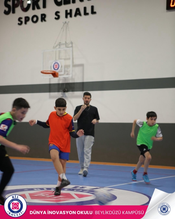 Avcılar Bil Koleji x Beylikdüzü Bil Koleji | Hazırlık Maçları Bugün sahalarda sporun birleştirici gücüne tanıklık ettik! Avcılar ve Beylikdüzü Bil Koleji öğrencileri, hem futsal hem de voleybol hazırlık maçlarında yeteneklerini ortaya koydu. Heyecan dolu anlar, güçlü takım oyunları ve dostça rekabetle geçen bu güzel günde kazanan yine dostluk oldu. Tüm sporcu öğrencilerimize ve katkı sunan öğretmenlerimize teşekkür ederiz!