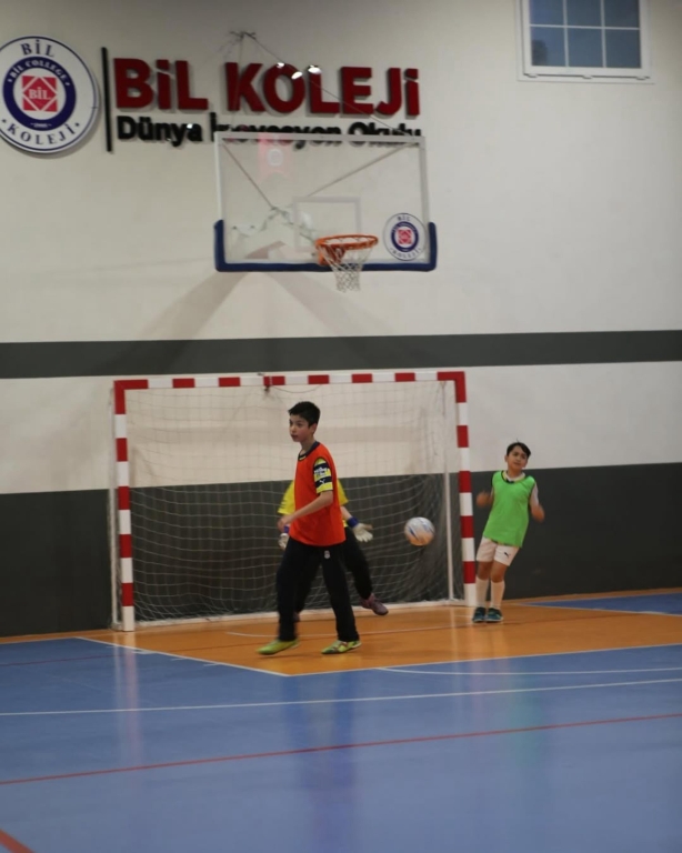Avcılar Bil Koleji x Beylikdüzü Bil Koleji | Hazırlık Maçları Bugün sahalarda sporun birleştirici gücüne tanıklık ettik! Avcılar ve Beylikdüzü Bil Koleji öğrencileri, hem futsal hem de voleybol hazırlık maçlarında yeteneklerini ortaya koydu. Heyecan dolu anlar, güçlü takım oyunları ve dostça rekabetle geçen bu güzel günde kazanan yine dostluk oldu. Tüm sporcu öğrencilerimize ve katkı sunan öğretmenlerimize teşekkür ederiz! görseli 2