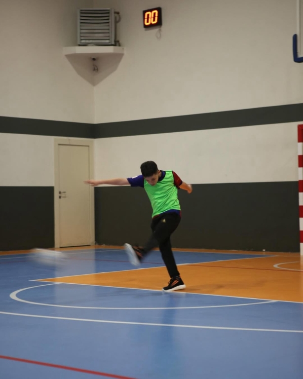 Avcılar Bil Koleji x Beylikdüzü Bil Koleji | Hazırlık Maçları Bugün sahalarda sporun birleştirici gücüne tanıklık ettik! Avcılar ve Beylikdüzü Bil Koleji öğrencileri, hem futsal hem de voleybol hazırlık maçlarında yeteneklerini ortaya koydu. Heyecan dolu anlar, güçlü takım oyunları ve dostça rekabetle geçen bu güzel günde kazanan yine dostluk oldu. Tüm sporcu öğrencilerimize ve katkı sunan öğretmenlerimize teşekkür ederiz! görseli 4
