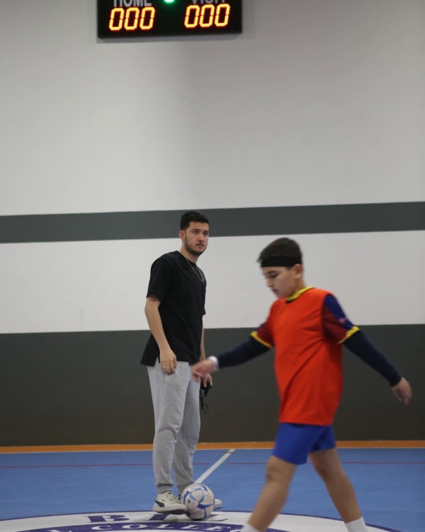 Avcılar Bil Koleji x Beylikdüzü Bil Koleji | Hazırlık Maçları Bugün sahalarda sporun birleştirici gücüne tanıklık ettik! Avcılar ve Beylikdüzü Bil Koleji öğrencileri, hem futsal hem de voleybol hazırlık maçlarında yeteneklerini ortaya koydu. Heyecan dolu anlar, güçlü takım oyunları ve dostça rekabetle geçen bu güzel günde kazanan yine dostluk oldu. Tüm sporcu öğrencilerimize ve katkı sunan öğretmenlerimize teşekkür ederiz! görseli 5