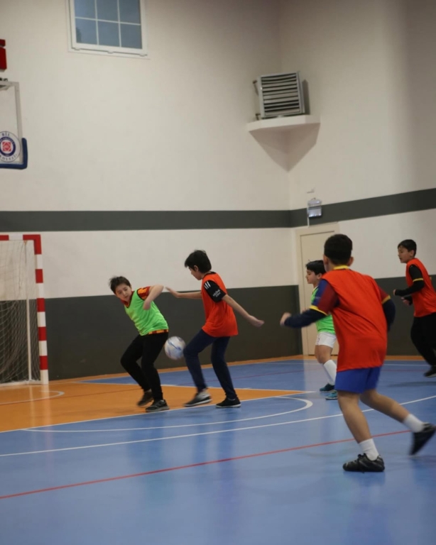 Avcılar Bil Koleji x Beylikdüzü Bil Koleji | Hazırlık Maçları Bugün sahalarda sporun birleştirici gücüne tanıklık ettik! Avcılar ve Beylikdüzü Bil Koleji öğrencileri, hem futsal hem de voleybol hazırlık maçlarında yeteneklerini ortaya koydu. Heyecan dolu anlar, güçlü takım oyunları ve dostça rekabetle geçen bu güzel günde kazanan yine dostluk oldu. Tüm sporcu öğrencilerimize ve katkı sunan öğretmenlerimize teşekkür ederiz! görseli 6