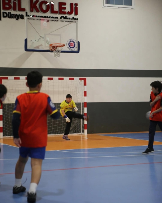 Avcılar Bil Koleji x Beylikdüzü Bil Koleji | Hazırlık Maçları Bugün sahalarda sporun birleştirici gücüne tanıklık ettik! Avcılar ve Beylikdüzü Bil Koleji öğrencileri, hem futsal hem de voleybol hazırlık maçlarında yeteneklerini ortaya koydu. Heyecan dolu anlar, güçlü takım oyunları ve dostça rekabetle geçen bu güzel günde kazanan yine dostluk oldu. Tüm sporcu öğrencilerimize ve katkı sunan öğretmenlerimize teşekkür ederiz! görseli 7