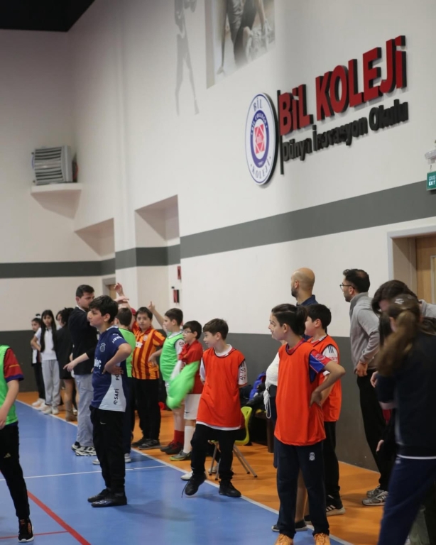 Avcılar Bil Koleji x Beylikdüzü Bil Koleji | Hazırlık Maçları Bugün sahalarda sporun birleştirici gücüne tanıklık ettik! Avcılar ve Beylikdüzü Bil Koleji öğrencileri, hem futsal hem de voleybol hazırlık maçlarında yeteneklerini ortaya koydu. Heyecan dolu anlar, güçlü takım oyunları ve dostça rekabetle geçen bu güzel günde kazanan yine dostluk oldu. Tüm sporcu öğrencilerimize ve katkı sunan öğretmenlerimize teşekkür ederiz! görseli 8