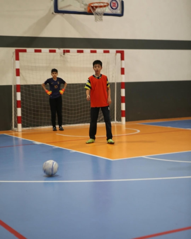 Avcılar Bil Koleji x Beylikdüzü Bil Koleji | Hazırlık Maçları Bugün sahalarda sporun birleştirici gücüne tanıklık ettik! Avcılar ve Beylikdüzü Bil Koleji öğrencileri, hem futsal hem de voleybol hazırlık maçlarında yeteneklerini ortaya koydu. Heyecan dolu anlar, güçlü takım oyunları ve dostça rekabetle geçen bu güzel günde kazanan yine dostluk oldu. Tüm sporcu öğrencilerimize ve katkı sunan öğretmenlerimize teşekkür ederiz! görseli 9