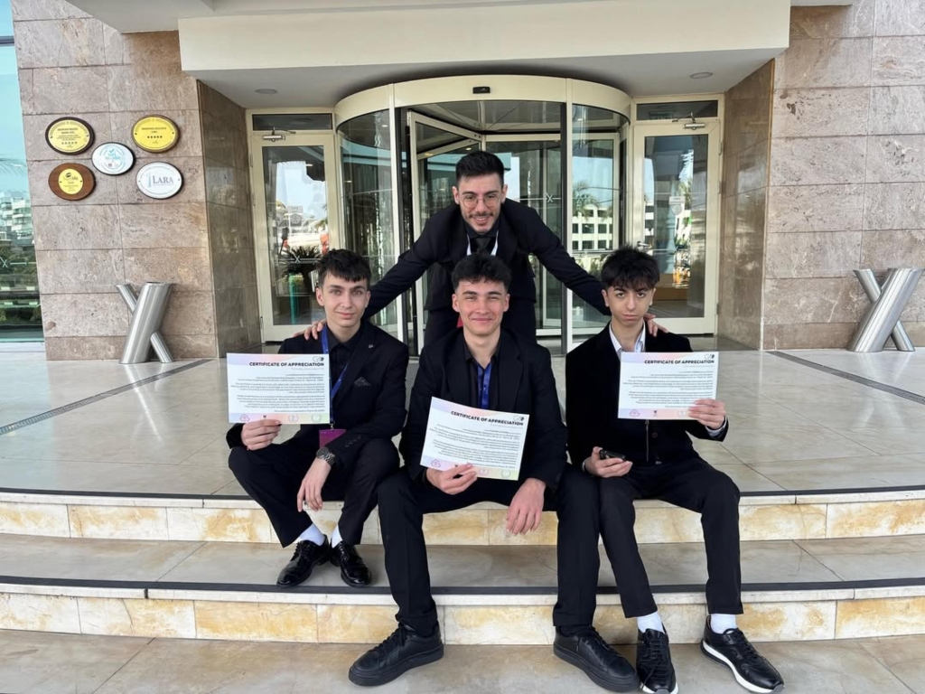 Kağıthane BİL Koleji BİL MUN’da! Antalya | BİL MUN 2025 3. Gün | Kapanış & Sertifikalar Üçüncü gün, verimli tartışmaların sonuna yaklaşırken bizleri gururlandıran, birincilik ile okulumuzu temsil eden Eymen Kütük’e ve en iyi delegeler listesine giren “Hasan Ezel Yıldız” ı ve “Eymen Kütük” ü tebrik ediyoruz. @bilmunconference #BİLMUN #KağıthaneBİLKoleji #MUN2025 #LiderlerYetişiyor görseli 2